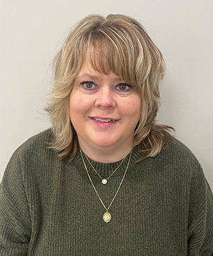 Caroline, Queens Front Desk